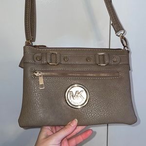 Basic cross body purse